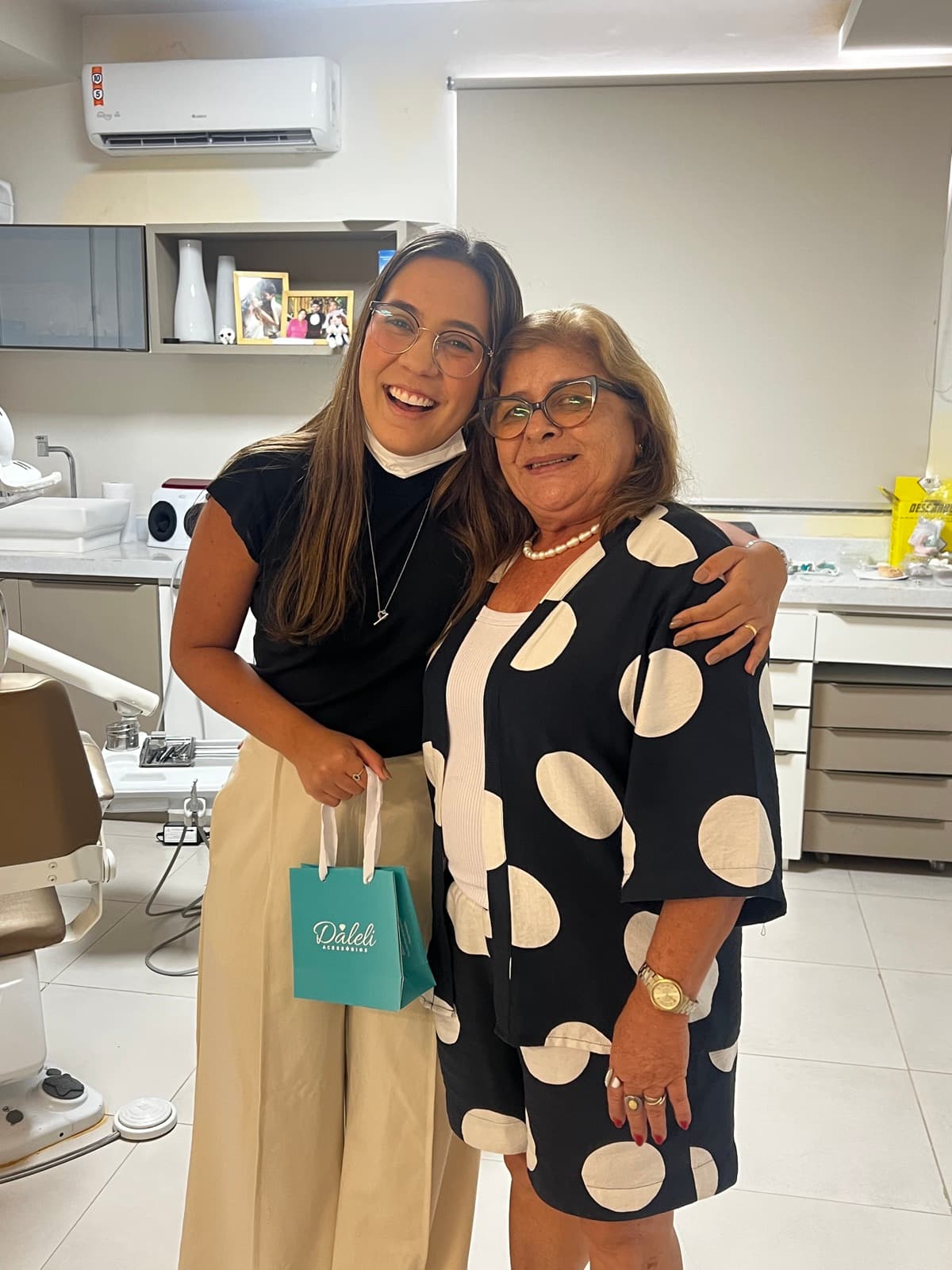 Dra. Júlia com uma paciente ao fim do atendimento