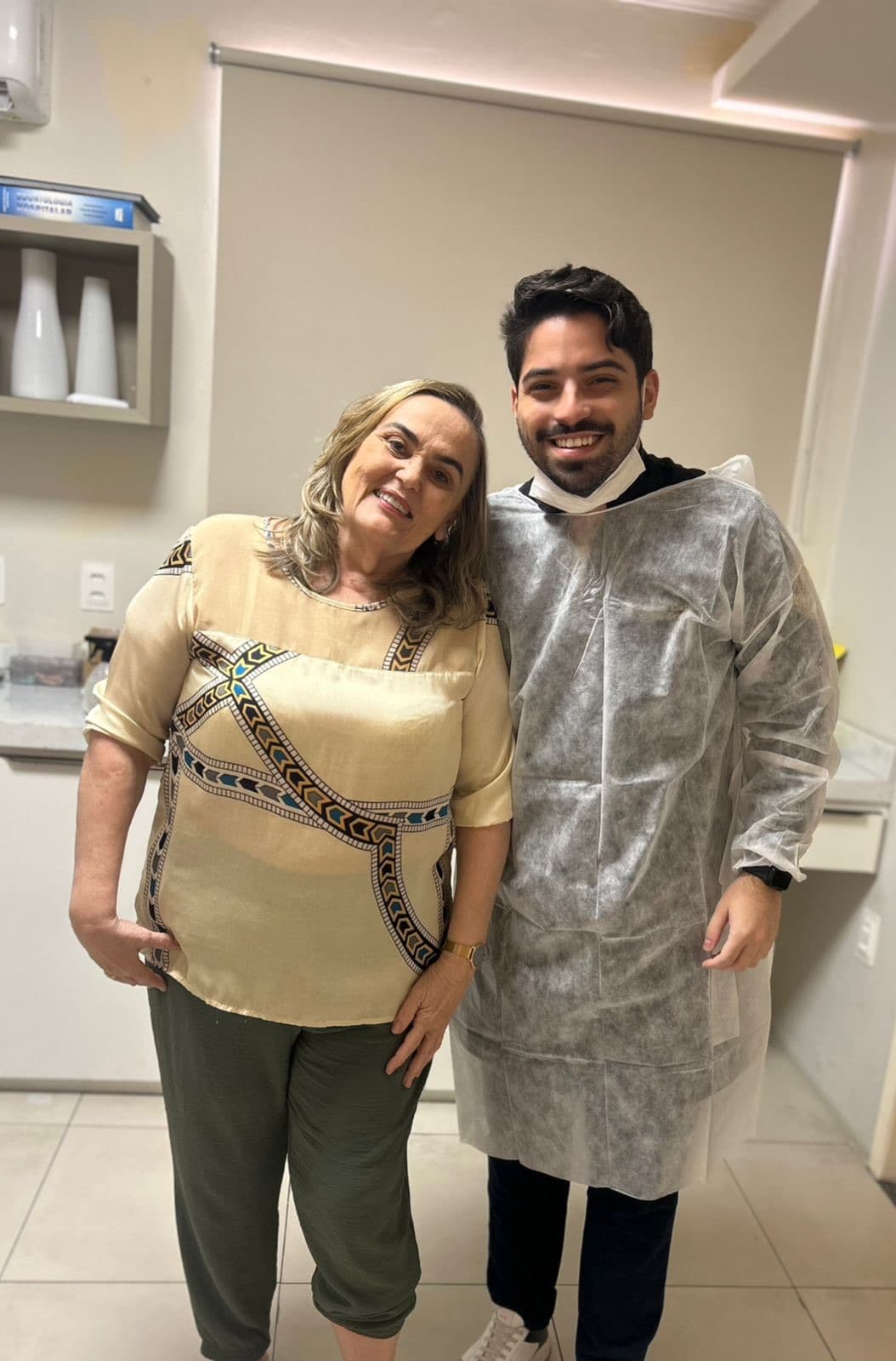 Dr. Samuel com uma paciente na clínica
